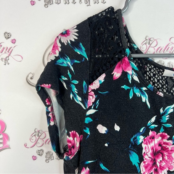 Ricki’s tshirt crochet back ink blue white Floral Black Top with Lace Trim - Picture 6 of 11